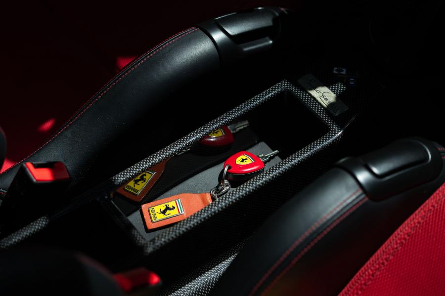 Детали интерьера Ferrari Enzo 2003 года  (фото 35 из 92)